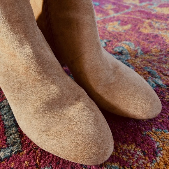 Anne Klein | Women’s tan faux suede round heel, side zip ankle boots, size 8 - Picture 7 of 13